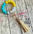Bunte Silikonperlen Armband Schlüsselanhänger mit PU-Leder Quaste, trendiges Handgelenk Armband. - 7