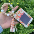 Portacarte con stampa floreale, portachiavi con braccialetto di perle in silicone e nappa. - Kaki