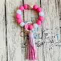 Nahaufnahme Detail des bunten Silikonperlen Schlüsselanhänger Armbands mit Holzperle. - Stil 5