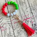 Buntes Silikonperlen Armband Schlüsselanhänger mit roter PU Leder Quaste und Gold. - Rot