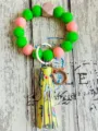 Silikon Perlen Armband Schlüsselanhänger Nahaufnahme mit grünen Perlen und Frucht Quaste. - Stil 8