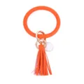 Oranje PU lederen kwast sleutelhanger detail met gladde textuur en metalen ringen vooruit. - Oranje