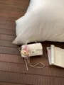Borsa a tracolla trapuntata bianca con catena e grazioso ciondolo orsetto di peluche per donne. - con portachiavi / Bianco