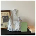 Sac à bandoulière tendance pour femme de style coréen, cabas de luxe décontracté avec pendentif. - Bleu + Pendentif