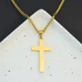 Primo piano della collana con ciondolo a croce dorata, design liscio, dettagli catena. - 40+5cm / Oro