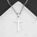 Dettaglio collana con ciondolo a croce in acciaio inossidabile, gioiello religioso. - 40+5cm / Argento