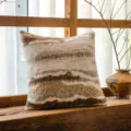 Coussin décoratif en peluche douce avec un design rayé beige et marron pour canapé. - Housse 45x45cm / Peluche Dégradé Double Face