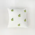Housse de coussin en tissu peluche mouton blanc avec jolie broderie de pomme verte. - 45*45 (Housse Uniquement) / Vert Pomme Teddy