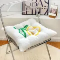Vue détaillée d'un coussin de chaise en peluche avec broderie mignonne, doux et épais. - Tulipe Jaune