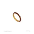 Vue détaillée d'une bague en acier inoxydable style vintage avec émail bordeaux et étoiles. - Style E