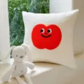 Coussin blanc en chenille avec un joli design brodé de fruits rouges pour décoration de canapé. - Housse Seulement / Yeux de Pomme