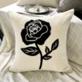 Coussin de canape decoratif brode de rose noire et blanche en chenille pour salon luxueux. - Rose unique / 45x45cm (Housse de coussin uniquement)