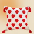 Coussin douillet avec coeurs tuftés rouges et pompons pour décoration de canapé - Housse Seule / Fond Blanc Cœur Bouclette Gland