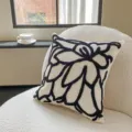 Coussin de canapé chenille motif floral noir, oreiller décoratif style wabi-sabi. - Nœud de Ruban Argenté