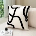 Coussin en chenille avec broderie abstraite noire, coussin decoratif elegant pour canape. - Lignes Désordonnées