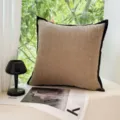 Détail de coussin style vintage, tissu texturé avec bordure noire, jolie déco salon. - Sans Insert / Brun Sable Vintage