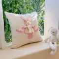 Joli coussin en peluche lapin beige avec broderie rose pour décoration de canapé salon - Poupée Lapin Cœur d'Amour / Housse 45*45