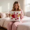 Housse de coussin brodée au punch needle pour la Saint-Valentin dans la chambre. - Housse 45*45 / Cœur Tufté Ange
