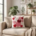 Gros plan sur la housse de coussin décorative touffetée avec des cœurs texturés roses et rouges. - Housse 45*45 / Cœurs Entrelacés Tuftés