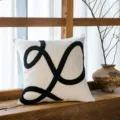 Moderne minimalistische Kissenhülle mit schwarz-weißem abstraktem Design, kuscheliges Sofakissen - Schloss Knoten