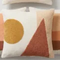 Housse de coussin tuftée moderne avec un motif géométrique de cercle et triangle coloré. - Housse 45x45cm / Petite Montagne Jaune Composée