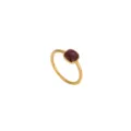 Detailaufnahme eines vintage goldfarbenen Rings mit quadratischem dunkelroten Emaillestein. - Größe 7 / Stil G