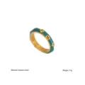 Detailaufnahme des vintage grünen Emaile Edelstahlrings mit goldenen Blumennoppen. 3.7g. - Größe 6 / Dunkelgrüner Öltropfen Kleiner Blumenstil