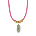 Collana vintage in pelle rosa con perline dorate e ciondolo in pietra verde da donna. - Modello E