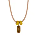 Collana con ciondolo in pietra naturale vintage con cordino in pelle e perle gialle variante. - Stile F