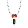 Collana con ciondolo geometrico retrò con corda fantasia, perle rosse e pietra nera. - Stile K