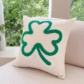 Détail de coussin touffeté trèfle vert, housse en tissu crème confortable salon. - Coque Uniquement / Trèfle porte-bonheur