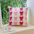 Housse de coussin blanche avec nœuds touffetés rose et rouge, jolie taie pour canapé de salon. - Nœud de Cœur / Housse 45*45