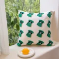 Housse de coussin vert trèfle Saint Patrick touffetée blanche déco salon et canapé - Coque Uniquement / Petit bonnet de Noël