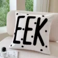 Housse de coussin blanche Halloween avec lettres EEK touffetés noires pour canapé salon. - Velours Néerlandais EEK