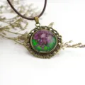 Collana con ciondolo in vetro cabochon di fiori secchi vintage con cornice in filigrana. - Modello corto / magenta