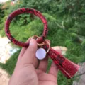 Bracciale Portachiavi in Pelle PU con Stampa Serpente Rosso e Nappa Dorata con Ciondolo - Motivo a serpente rosso