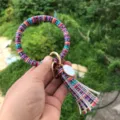 Portachiavi a cerchio in pelle PU con motivo etnico colorato e nappa dorata dettagli. - Arcobaleno Maculato