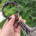 Portachiavi con bracciale rotondo in pelle leopardata con nappina e parti metalliche dore. - Stampa Leopardata Rosso Marrone