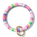 Πολύχρωμο δερμάτινο μπρελόκ βραχιόλι tie-dye με χρυσό μεταλλικό κρίκο σε κοντινή λεπτομέρεια. - Κόκκινο Tie-dye