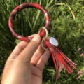 Portachiavi con bracciale in pelle PU con stampa serpente rosso elegante con nappina e ciondolo. - Rosso