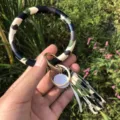 Portachiavi ad anello in pelle PU mimetica con nappina coordinata e ferramenta dorata. - Verde