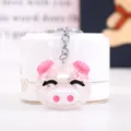 Dettaglio del portachiavi maialino in acrilico carino, design fessurato chiaro, ciondolo borsa. - Stile Bianco