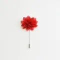 Gros plan détaillé de l'élégante broche fleur en tissu rouge, idéale pour costumes formels. - Rouge
