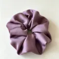 Elegante paarse satijnen haarelastiek voor dames, zachte textuur, perfect haaraccessoire. - Paars