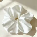 Witte satin haarscrunchie, elegante glanzende stoffen haaraccessoire voor vrouwen en meiden. - Wit