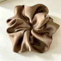 Effen bruine satijnen haarscrunchie elegante haarelastiek voor dames en meisjes dagelijks - Lichtkoffie