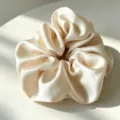 Champagnekleurige haarrekkertje van satijn, elegante gladde effen haarelastiek voor dames. - Crèmegeel