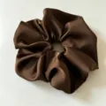 Elegante bruine satijnen haarscrunchie voor vrouwen, zachte stoffen paardenstaartouder haaraccessoire. - Donker Koffie