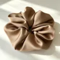 Effen kleur satin haarscrunchie voor vrouwen, elegante zijde paardenstaart houder. - camel