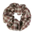 Dettaglio di uno scrunchie a quadri marrone e bianco, tessuto morbido con alta elasticità. - Caffè